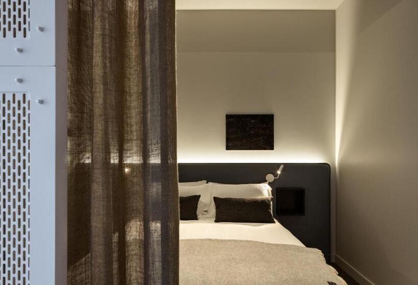 جناح, The Chamberson