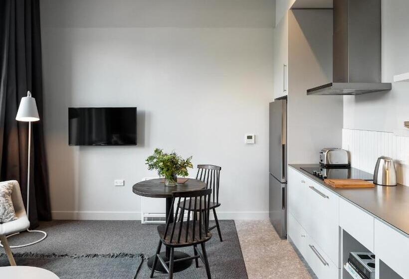 جناح, The Chamberson