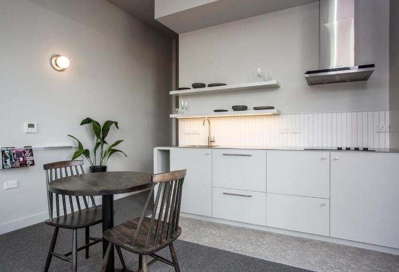 جناح, The Chamberson