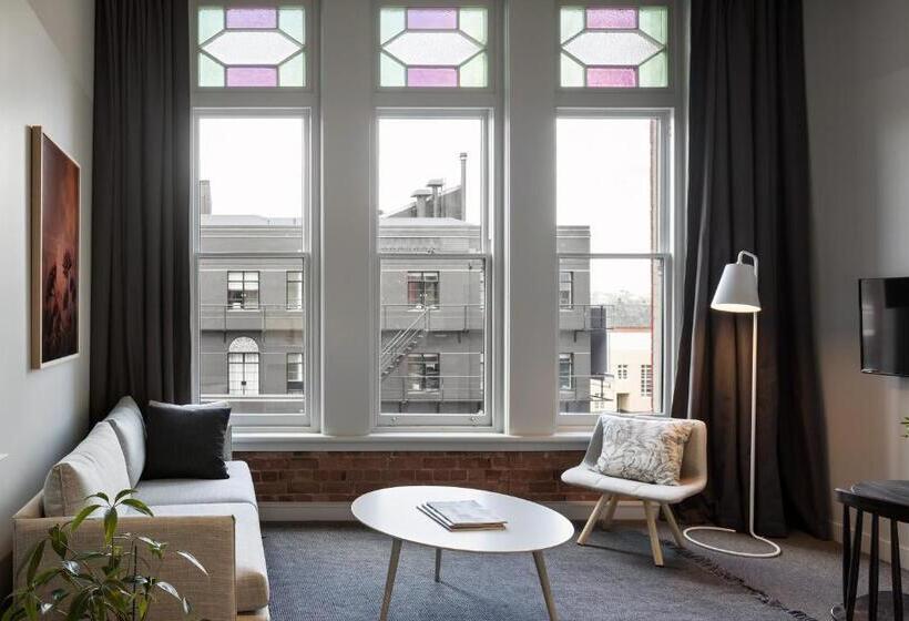 جناح, The Chamberson