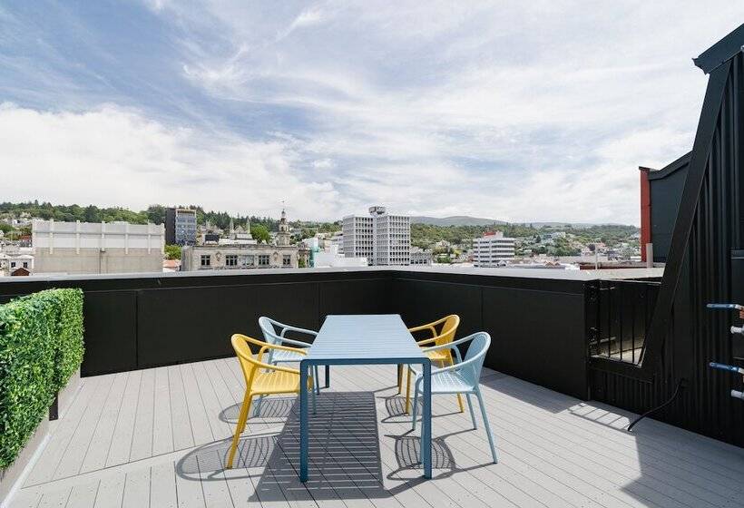 شقة دور أخير غرفة نوم واحدة, The Chamberson