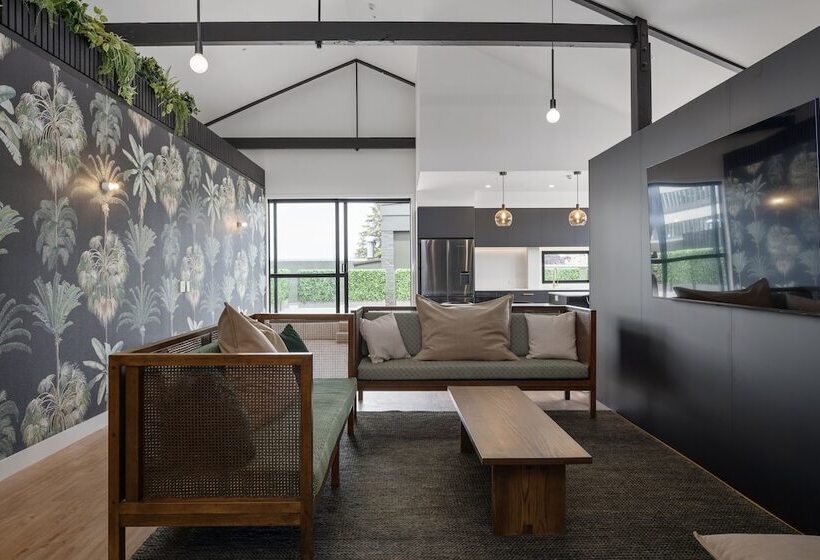 شقة دور أخير غرفة نوم واحدة, The Chamberson