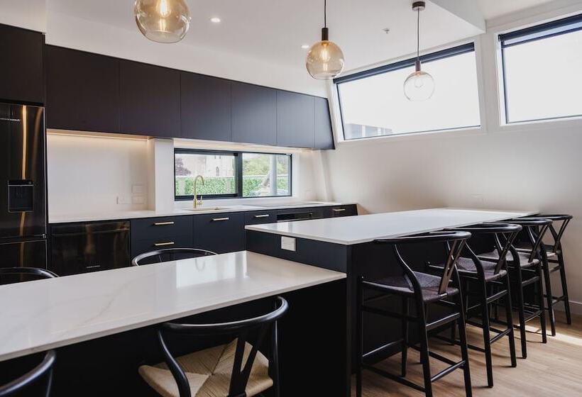 شقة دور أخير غرفة نوم واحدة, The Chamberson