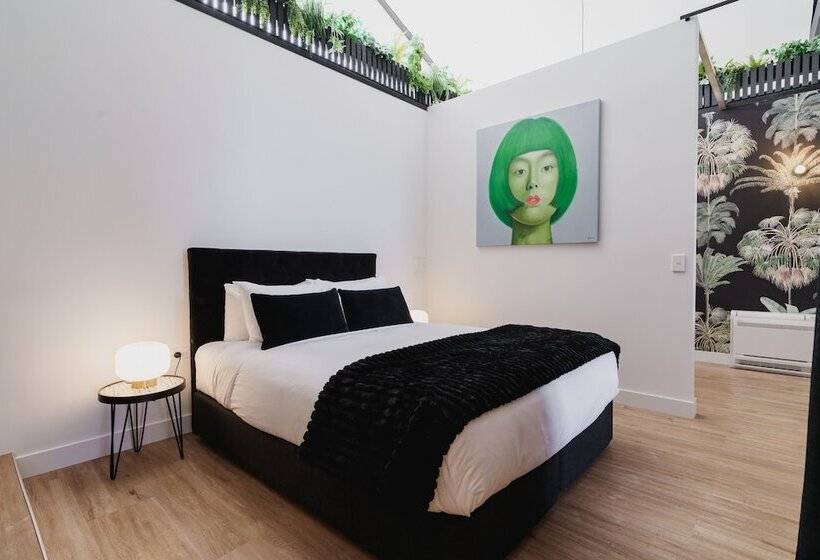 شقة دور أخير غرفة نوم واحدة, The Chamberson