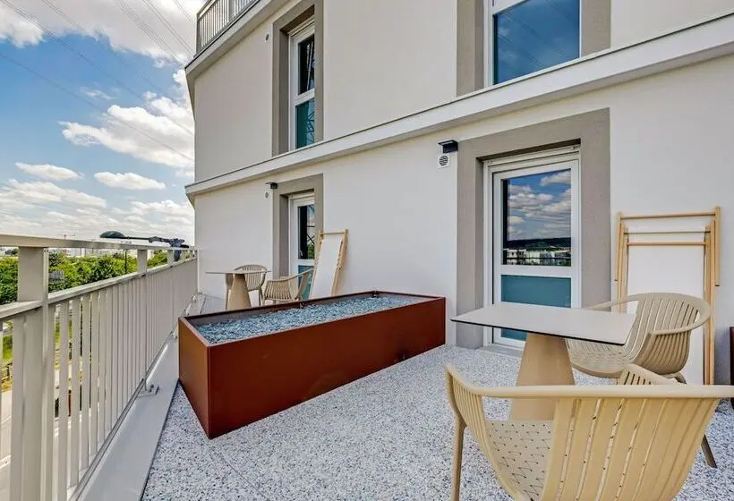 Comfort studio with terrace, All Suites Appart Hôtel Massy Palaiseau
