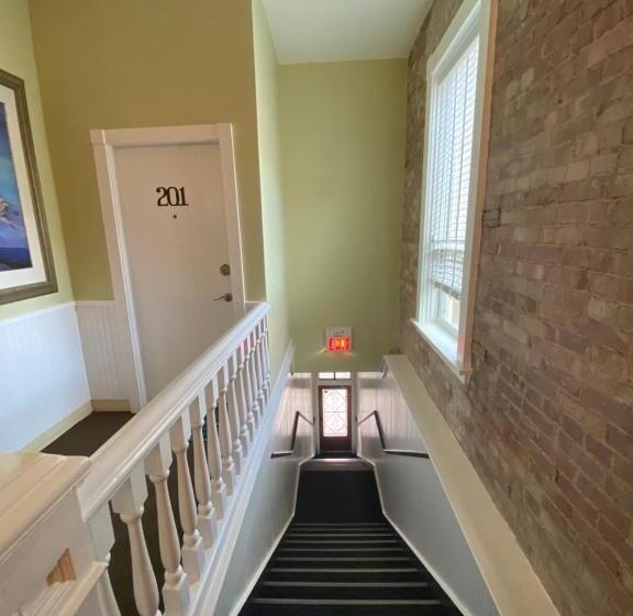 شقة غرفة واحدة, Bisbee Brownstone Suites