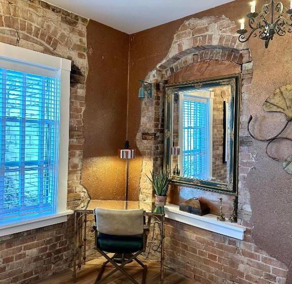 جناح إدارى, Bisbee Brownstone Suites