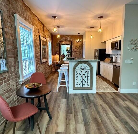Президентский Люкс, Bisbee Brownstone Suites