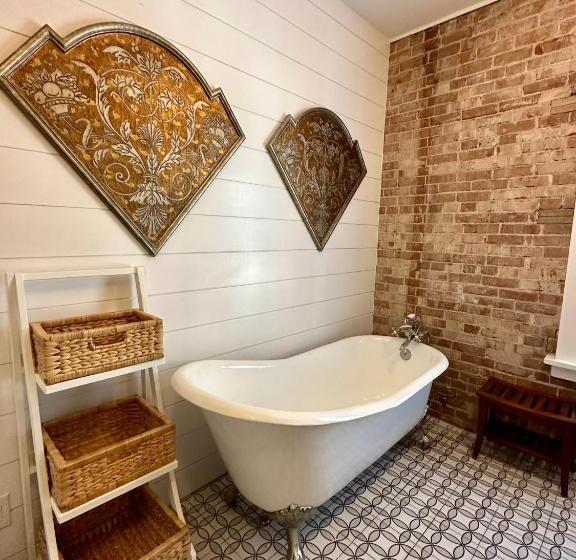 جناح إدارى, Bisbee Brownstone Suites