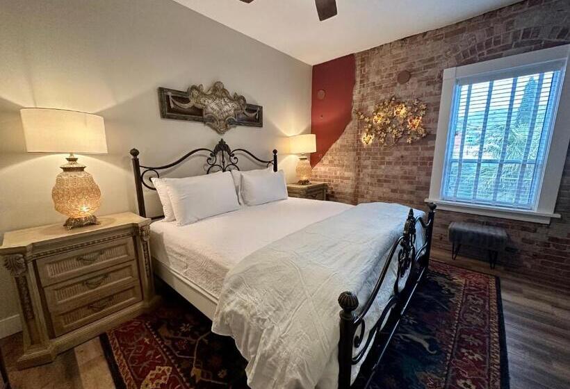 جناح إدارى, Bisbee Brownstone Suites