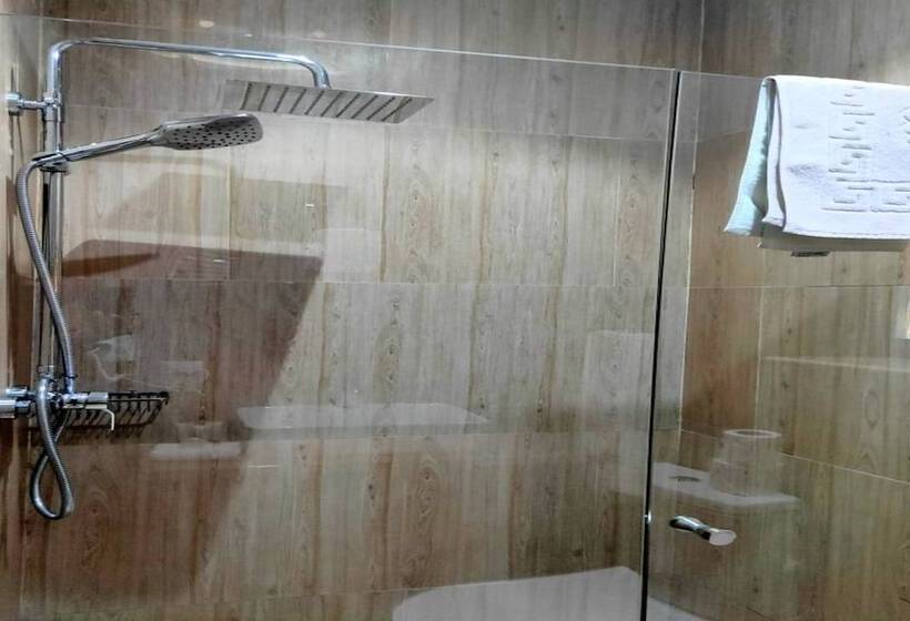 اتاق لوکس, The Cabin