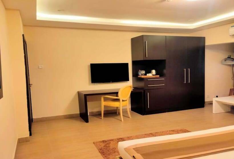 اتاق لوکس, The Cabin