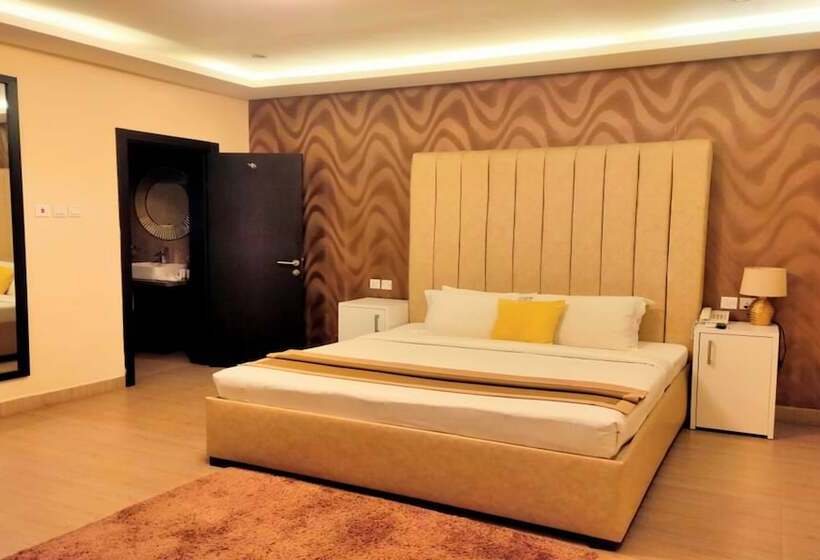 اتاق لوکس, The Cabin