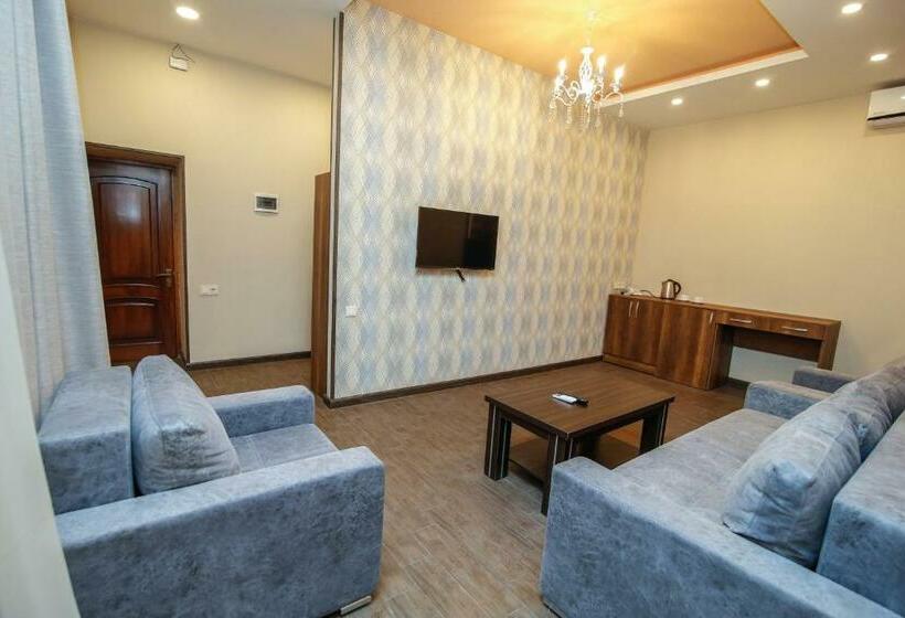 חדר משפחתי, Lider Complex