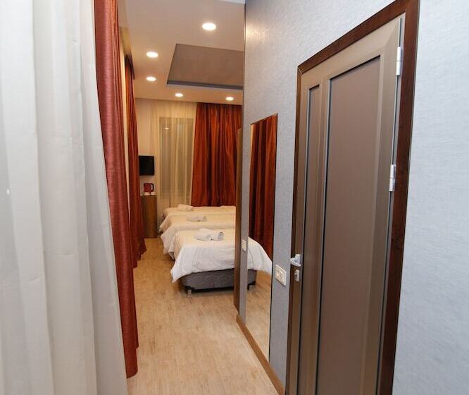 חדר סטנדרט לשלושה, Lider Complex