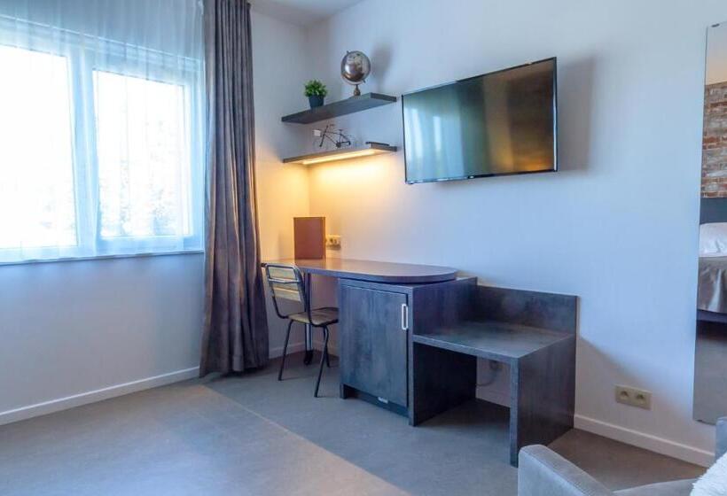 스탠다드 룸 킹사이즈 침대, Manava