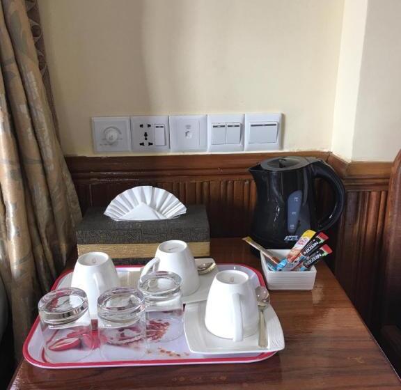 اتاق استاندارد سه نفره, Mother S Home