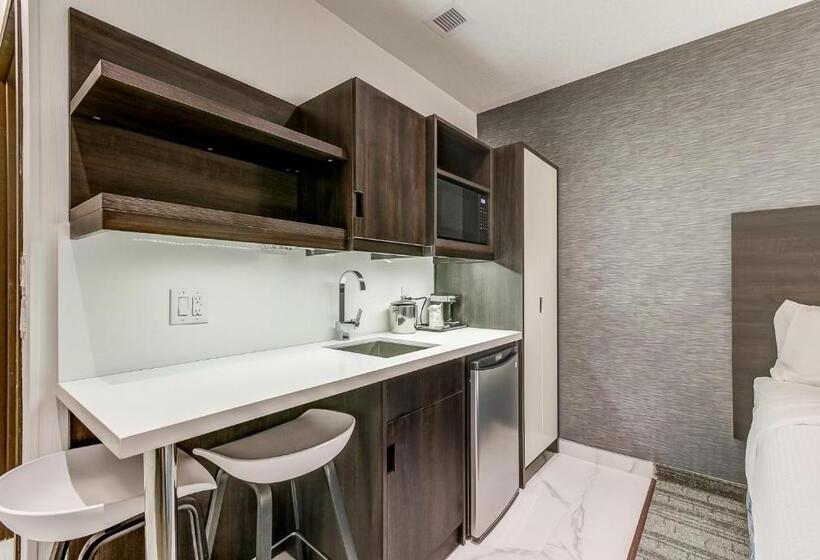 Standard Studio, Est