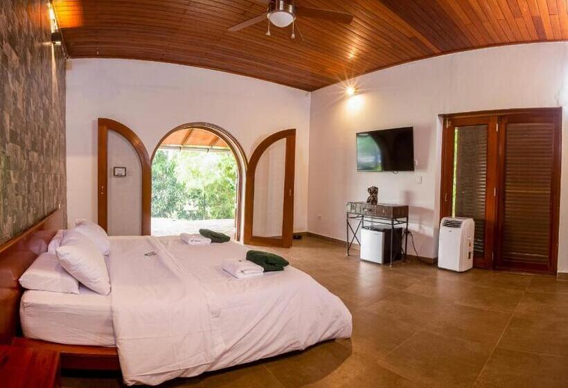 מיטת קינג בסוויטה, Nature Lodge Apu Samay