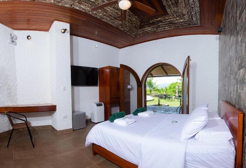 נוף לבריכה, Nature Lodge Apu Samay