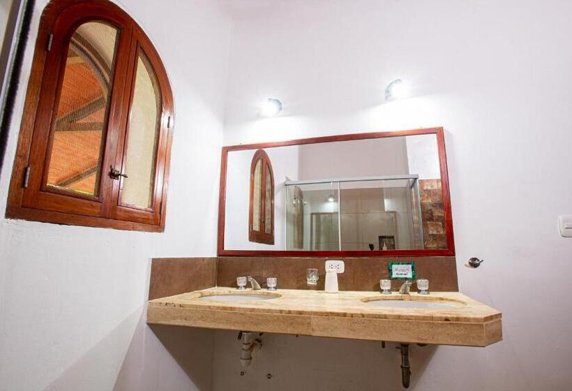 מיטת קינג בסוויטה, Nature Lodge Apu Samay