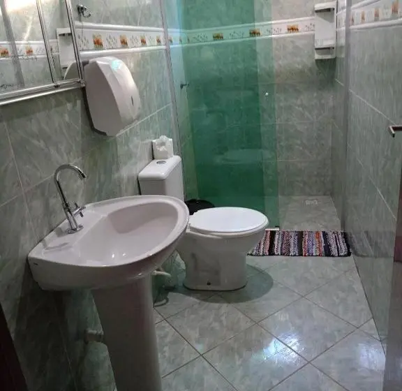 Vuode Makuusalissa, Conexão Hostel