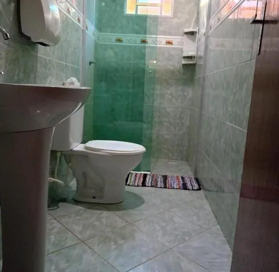 Vuode Makuusalissa, Conexão Hostel