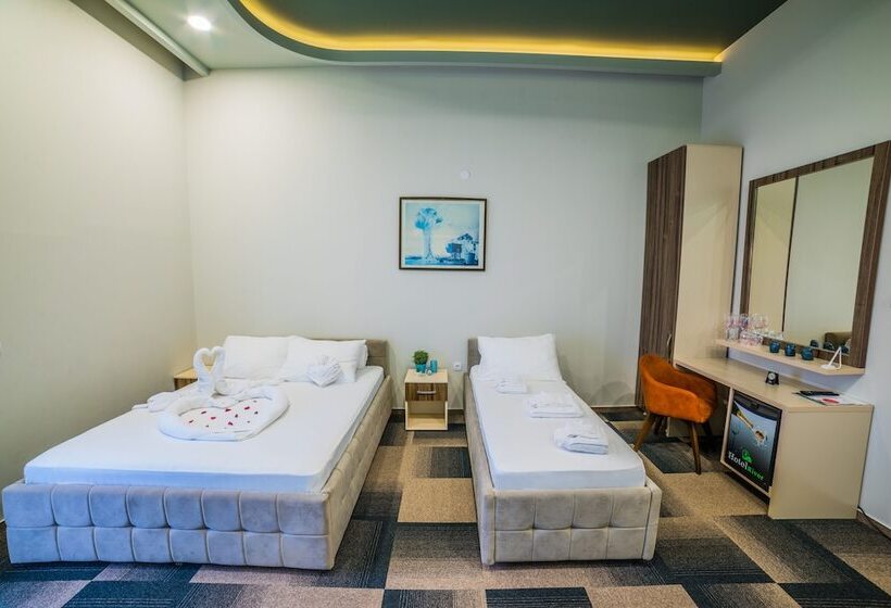 غرفة قياسية ثلاثية, River