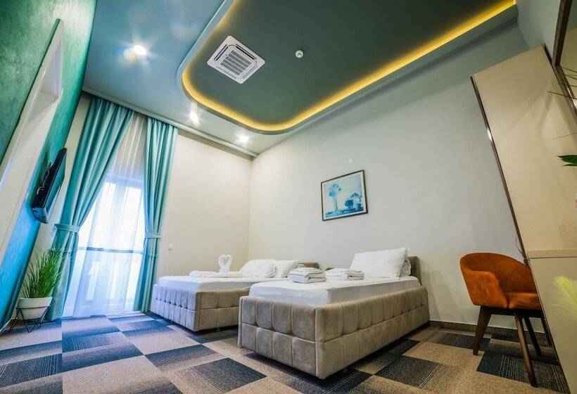 غرفة قياسية ثلاثية, River