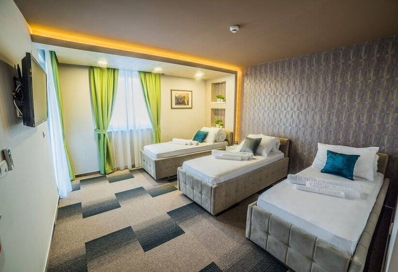 غرفة عائلية, River