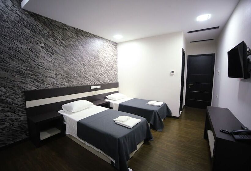 غرفة قياسية, West Tower