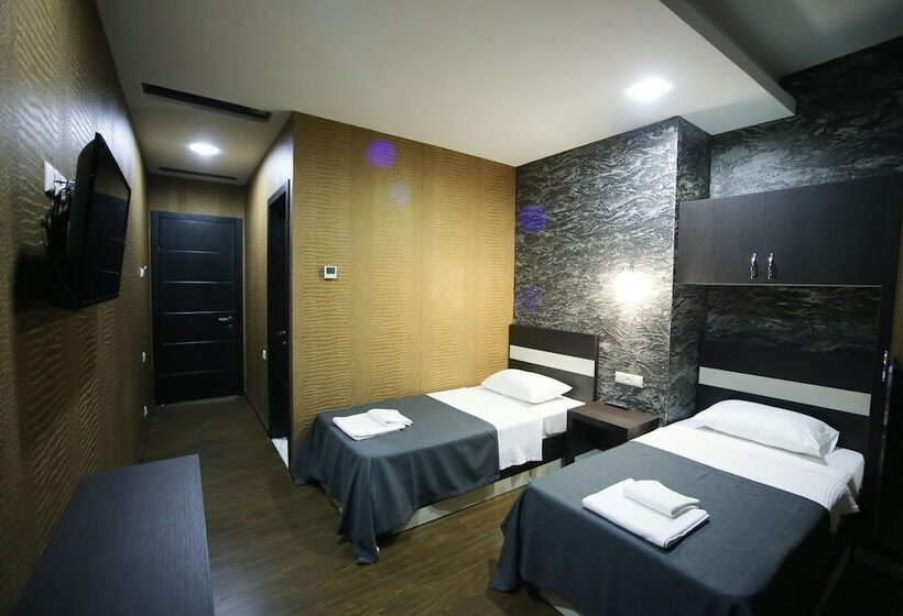 غرفة قياسية, West Tower