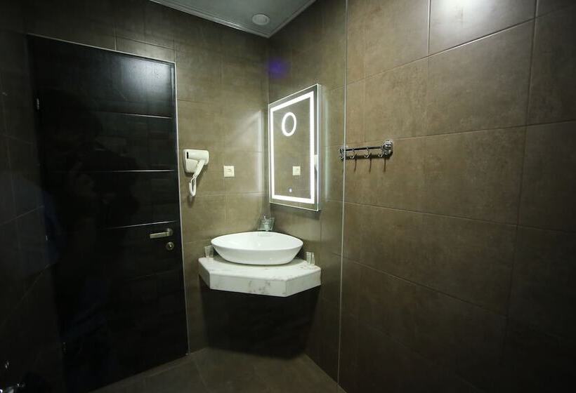 غرفة قياسية فردية, West Tower