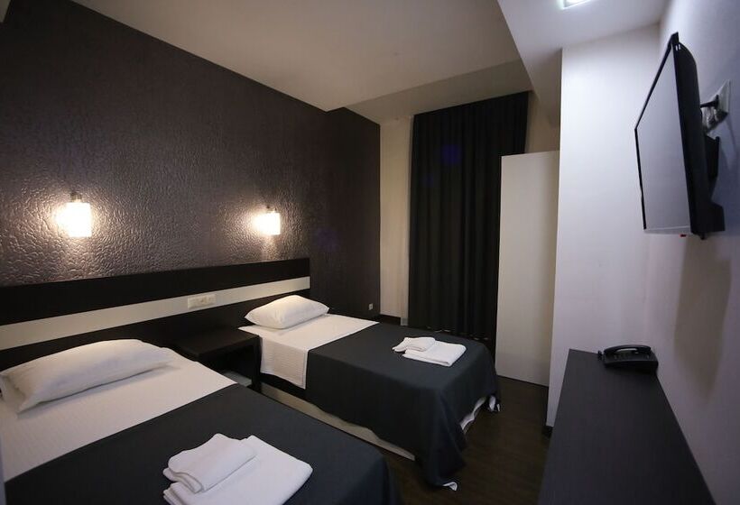 غرفة قياسية فردية, West Tower