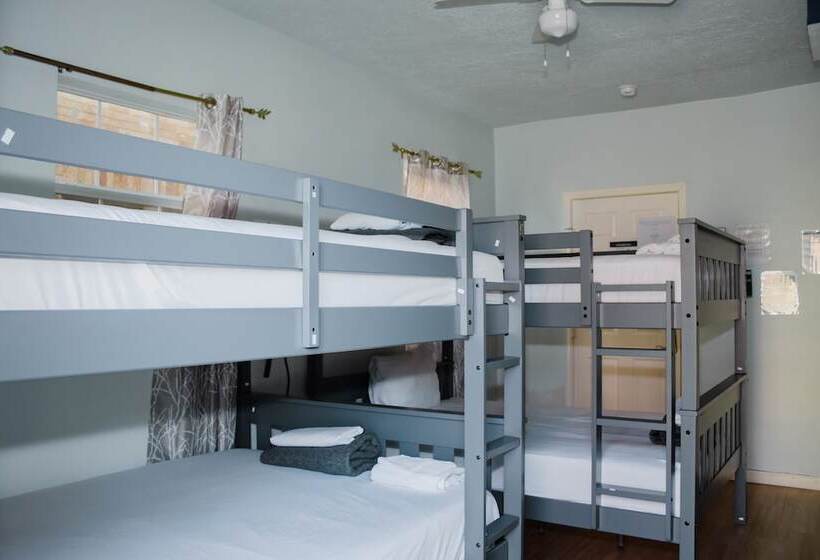 سرير فى غرفة مشتركه, Wanderstay Houston Hostel