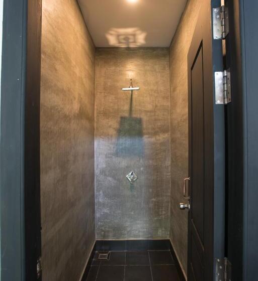 اتاق لوکس با بالکن, Noni Tree Hostel