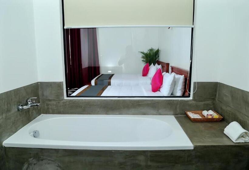 اتاق لوکس, Noni Tree Hostel