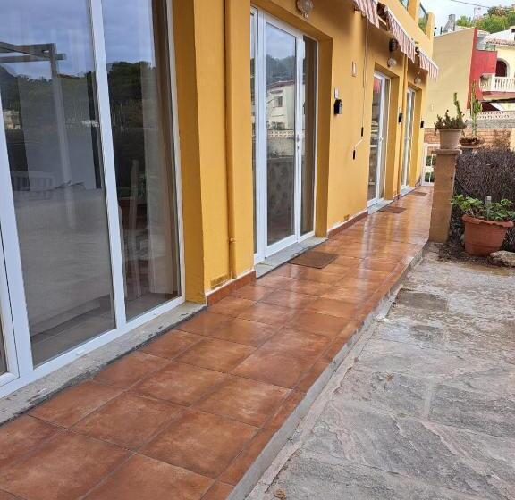 דירת חדר בקומת קרקע, Puntblanc Residences