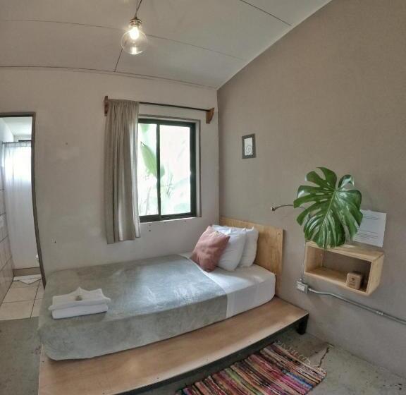 اتاق استاندارد یک نفره, Outbox Inn