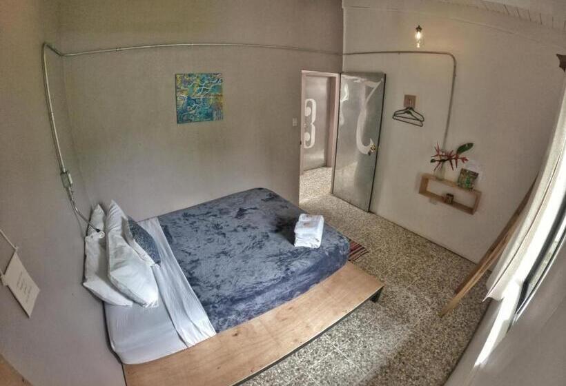 اتاق استاندارد, Outbox Inn