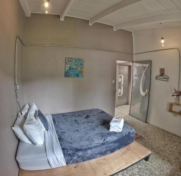 اتاق استاندارد, Outbox Inn