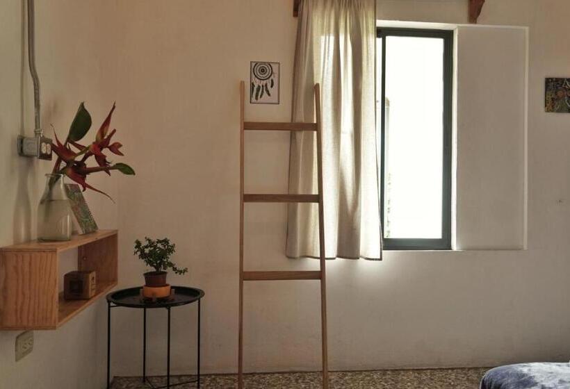 اتاق استاندارد, Outbox Inn