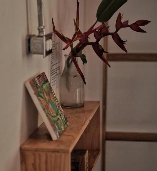 اتاق استاندارد, Outbox Inn