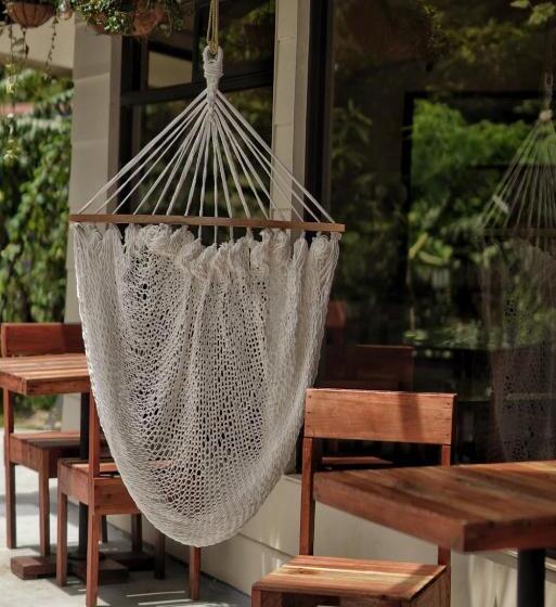 تختخواب در اتاق مشترک, Outbox Inn