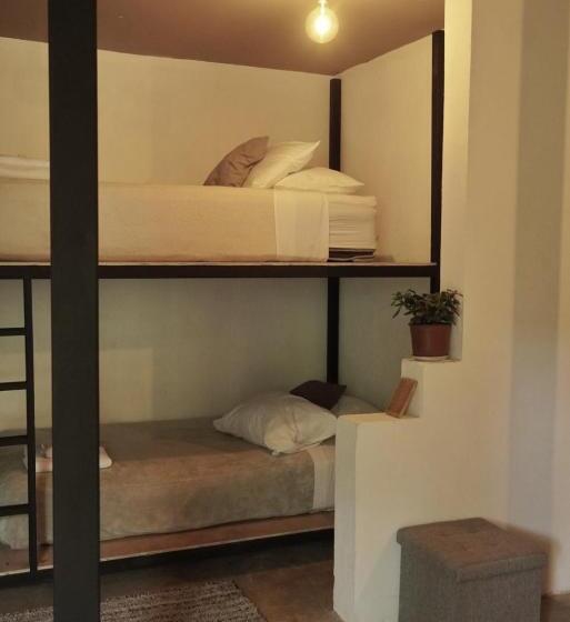 تختخواب در اتاق مشترک, Outbox Inn