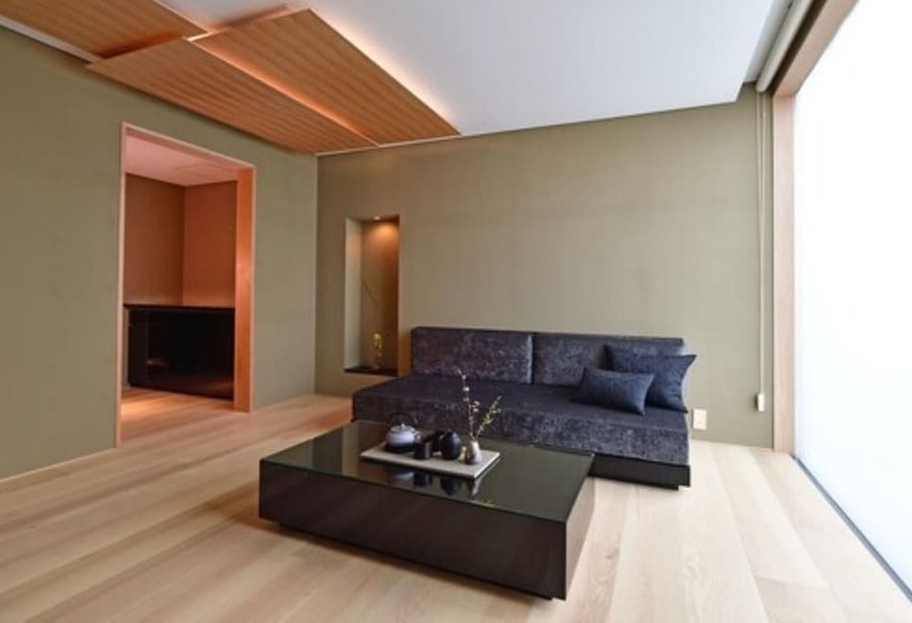 اتاق لوکس, Mogana