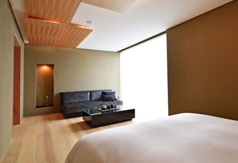 اتاق لوکس, Mogana