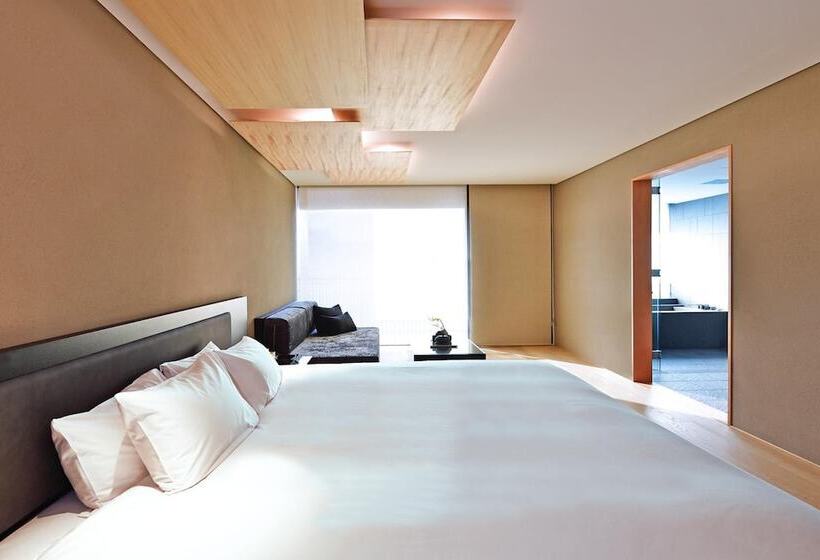 اتاق لوکس با بالکن, Mogana