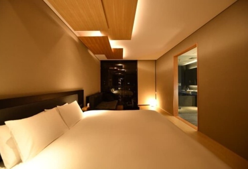 اتاق لوکس با بالکن, Mogana