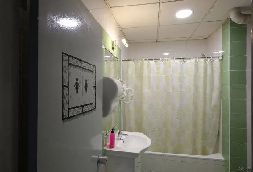 اتاق استاندارد با سرویس بهداشتی مشترک, O Eletrico Guesthouse